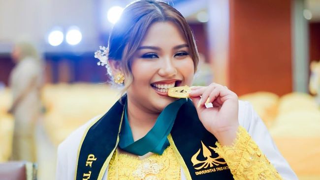 7 Gaya Trisha Anak Ferdy Sambo Pakai Kebaya Kuning di Upacara Sumpah Dokter