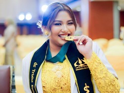 7 Gaya Trisha Anak Ferdy Sambo Pakai Kebaya Kuning di Upacara Sumpah Dokter