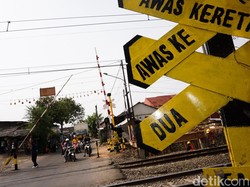 Pemotor Mabuk lalu Ngamuk Rusak Palang KA di Sleman