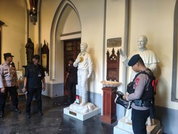 Brimob Metro Jaya Sisir Gereja Katedral Sebelum Ibadah Kenaikan Isa Almasih