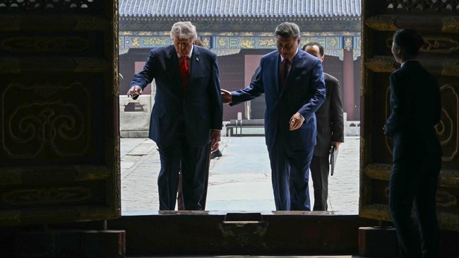 Presiden Donald Trump mengeklaim Presiden China Xi Jinping menawarkan diri membantu meredakan ketegangan di Selat Hormuz yang masih diblokade Iran.