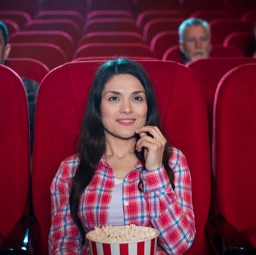 5 Ciri Kepribadian Orang yang Suka Nonton Film Sendirian di Bioskop