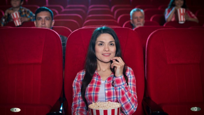 5 Ciri Kepribadian Orang yang Suka Nonton Film Sendirian di Bioskop