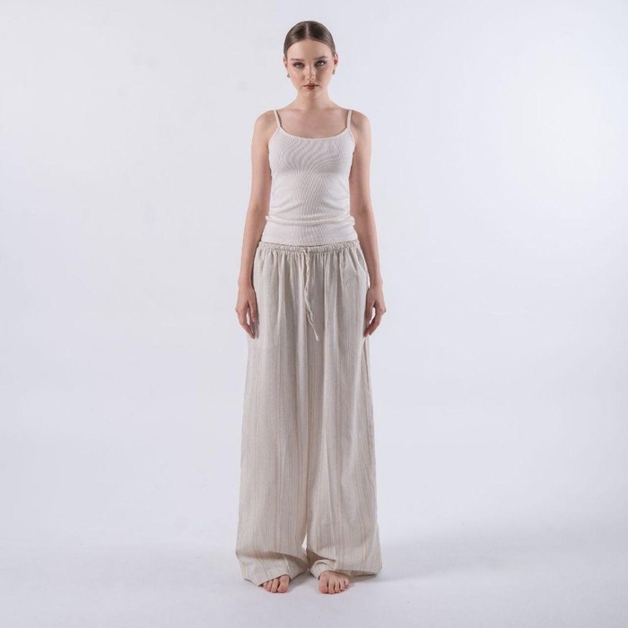 inspirasi outfit casual bernuansa earth tone ala Aaliyah Massaid