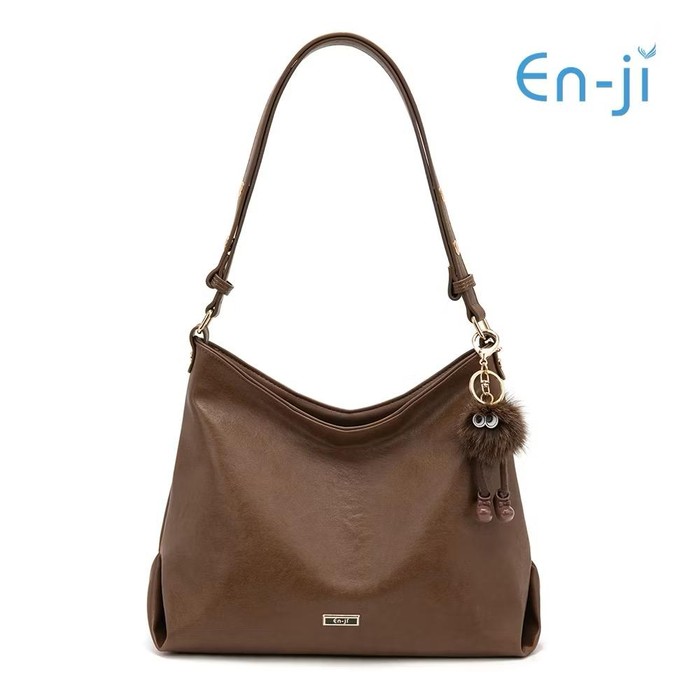 inspirasi outfit casual bernuansa earth tone ala Aaliyah Massaid