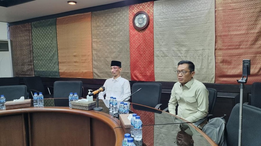Anggota DPRD Jember&comma; Achmad Syahri As-Siddiq &lpar;kemeja putih&rpar;-&lpar;Taufiq&sol;detikcom&rpar;