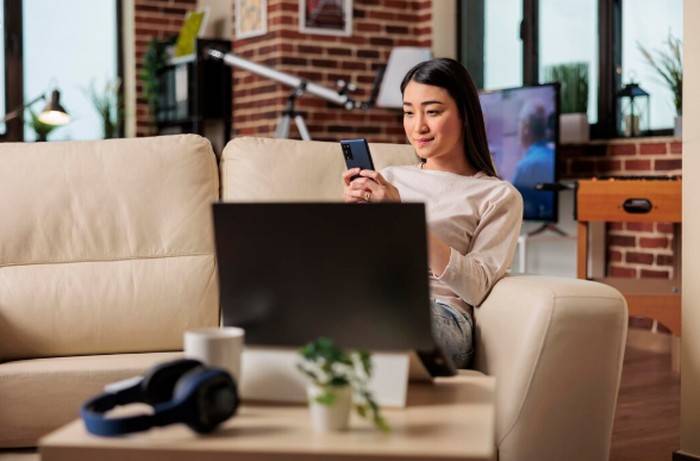 Aries punya energi besar yang membuat mereka aktif menggunakan berbagai perangkat teknologi. Mereka suka multitasking dengan gadget meski kadang berlebihan./ Foto: freepik.com/DC Studio
