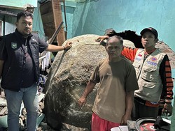 Tebing Longsor, Batu Berdiameter 2,5 Meter Terjang Rumah di Pemalang
