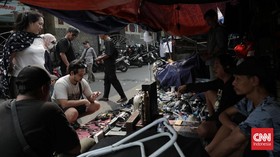 FOTO: Berburu Barang Lawas di Pasar Loak Jembatan Item Jakarta