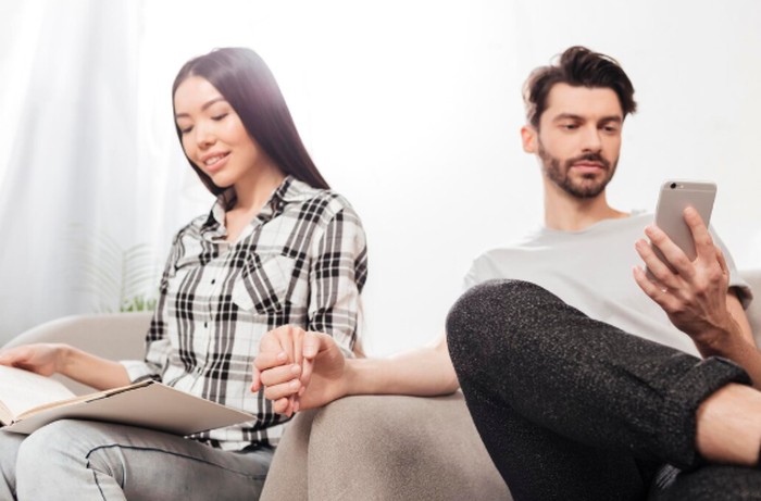Bagi introvert, quality time tidak harus selalu diisi obrolan panjang. Bisa menikmati keheningan bersama justru jadi tanda hubungan yang nyaman./ Foto: magnific.com/garetsvisual