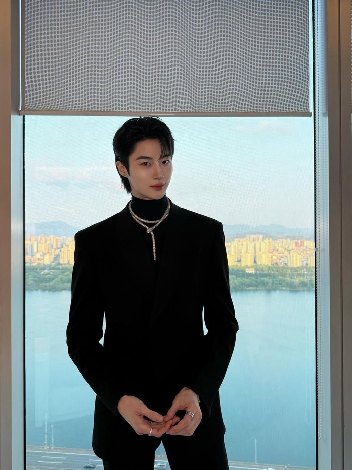 Penampilan Byeon Woo Seok di acara BVLGARI kali ini pun membuat sang aktor terlihat bak seorang bangsawan, mengingatkan publik dengan karakternya di Perfect Crown (2026)./ Foto: instagram.com/byeonwooseok