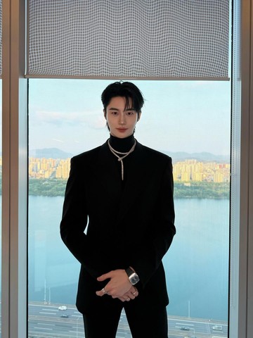 5 Potret Penuh Pesona Byeon Woo Seok Saat Menghadiri Event BVLGARI