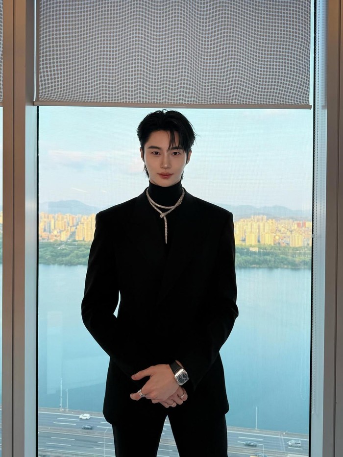 Penampilan Byeon Woo Seok yang memesona pun turut mencuri perhatian. Ia tampil dalam balutan all-black outfit dan menonjolkan gayanya menggunakan perhiasan dari BVLGARI./ Foto: instagram.com/byeonwooseok