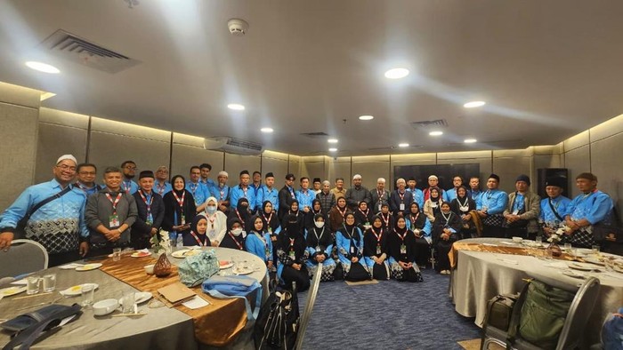 Jemaah Haji Khusus Aida Tourindo Wisata terbang dengan Saudia via Jeddah, lalu menggunakan Haramain Express menuju Madinah sebelum melanjutkan umroh ke Makkah