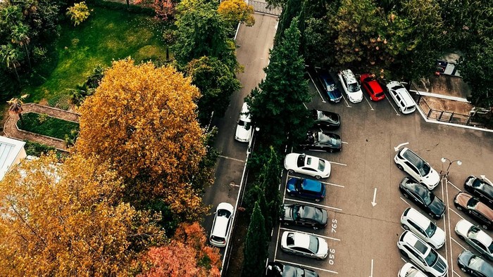 Parkir di lahan parkir resmi untuk menghindari pungutan liar