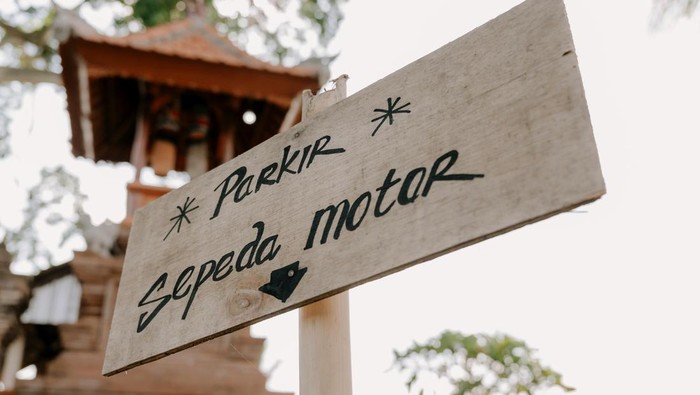 Meminta karcis parkir dan cek keaslian karcis untuk mengetahui tempat tersebut bukan parkir liar