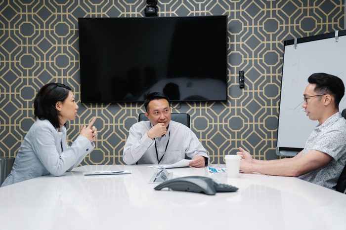 Ingin disegani rekan kerja di kantor? Terapkan kebiasaan positif ini agar lebih dihormati dan dipercaya di lingkungan kerja.
