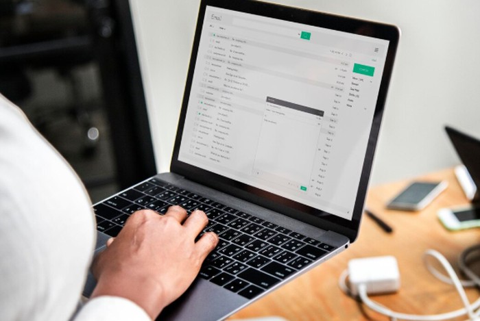 Membalas pesan kerja terlalu cepat bisa bikin orang menganggap kamu selalu available. Menurut burnout coach, menjaga jeda respons membantu membangun boundaries yang lebih sehat./ Foto: magnific.com/rawpixel.com