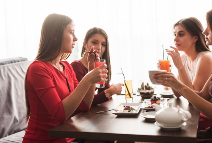 Bulan lahir Juni dikenal punya kemampuan komunikasi yang bikin orang merasa dihargai. Mereka juga dikenal ramah dan pandai menjaga suasana tetap nyaman./ Foto: magnific.com