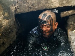 Kang Deny dan Perjuangan di Dasar Selokan Kota