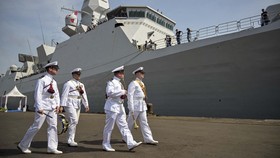 FOTO: Melihat Kapal Perang Belanda HNLMS De Ruyter di Surabaya
