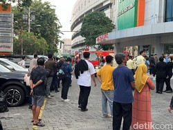 Kebakaran RSU Dr Soetomo Jadi Tontonan Warga, Jalan Ditutup Sebagian
