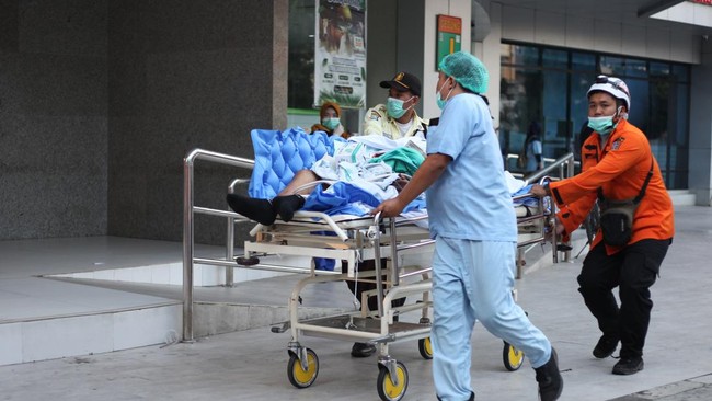RSUD Dr Soetomo evakuasi 44 pasien akibat kebakaran di Gedung Pusat Pelayanan Jantung. Satu pasien meninggal, namun penyebabnya bukan karena kebakaran.