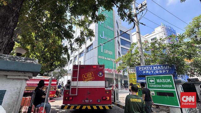Manajemen RSUD Dr Soetomo Surabaya memberikan klarifikasi terkait kabar satu pasien yang meninggal dunia dalam kebakaran yang terjadi pada Jumat (15/5) pagi.