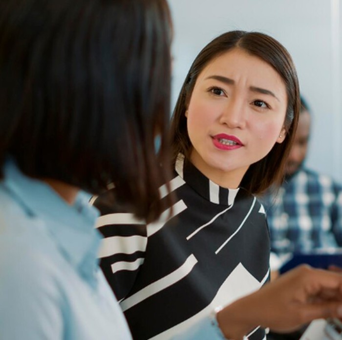 Libra dikenal sulit menerima kritik karena menganggap komentar negatif sebagai bentuk serangan personal. Mereka lebih nyaman menerima masukan dengan cara yang lembut dan tidak menghakimi./ Foto: freepik.com/DC Studio