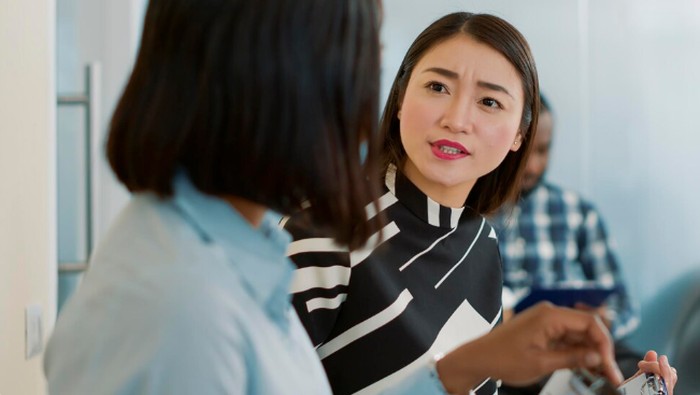 Libra dikenal sulit menerima kritik karena menganggap komentar negatif sebagai bentuk serangan personal. Mereka lebih nyaman menerima masukan dengan cara yang lembut dan tidak menghakimi./ Foto: freepik.com/DC Studio