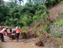 Jalur Malang-Lumajang Sempat Lumpuh Akibat Longsor di Ampelgading