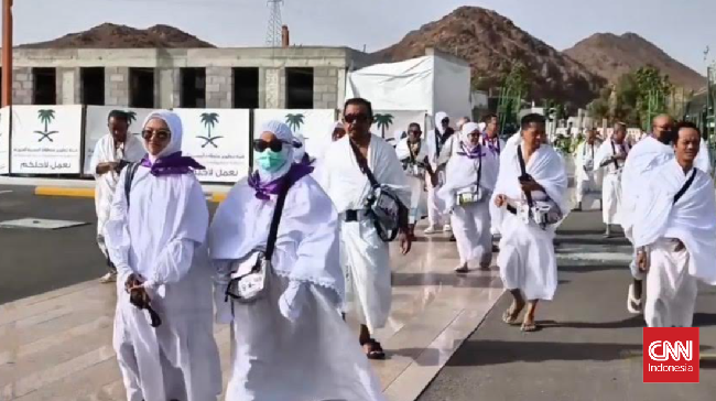Jemaah haji reguler Indonesia telah berangkat dari Madinah ke Makkah. Proses keberangkatan berjalan lancar, dengan perhatian khusus pada jemaah lansia.