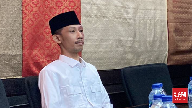 Anggota DPRD Jember, Achmad Syahri, viral bermain game dan merokok saat RDP. Dia mengaku khilaf dan menerima sanksi dari Partai Gerindra.