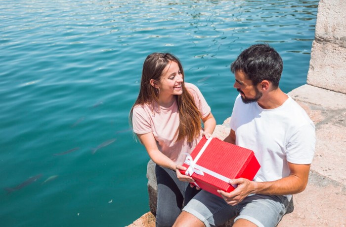 Introvert sering menunjukkan kasih sayang lewat hadiah kecil yang terlihat random. Meski sederhana, gesture ini punya makna perhatian yang mendalam./ Foto: magnific.com