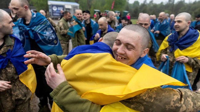 Momen Penuh Tangis Saat Pertukaran 40 Tawanan Perang Ukraina-Rusia