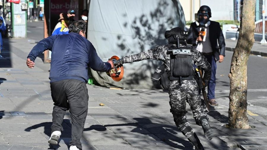 Para demonstran dari serikat pekerja pertambangan menghadapi pasukan polisi saat mereka memprotes pemerintahan Presiden Rodrigo Paz di tengah krisis ekonomi dan bahan bakar nan sedang berlangsung, di La Paz, Bolivia, Kamis (14/5/2026).