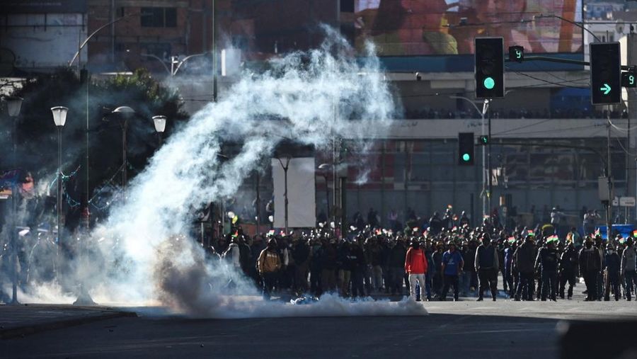 Para demonstran dari serikat pekerja pertambangan menghadapi pasukan polisi saat mereka memprotes pemerintahan Presiden Rodrigo Paz di tengah krisis ekonomi dan bahan bakar nan sedang berlangsung, di La Paz, Bolivia, Kamis (14/5/2026). (REUTERS/Clau