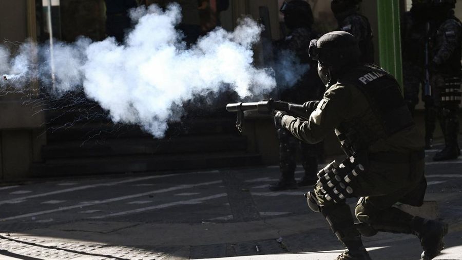 Para demonstran dari serikat pekerja pertambangan menghadapi pasukan polisi saat mereka memprotes pemerintahan Presiden Rodrigo Paz di tengah krisis ekonomi dan bahan bakar nan sedang berlangsung, di La Paz, Bolivia, Kamis (14/5/2026). (REUTERS/Clau
