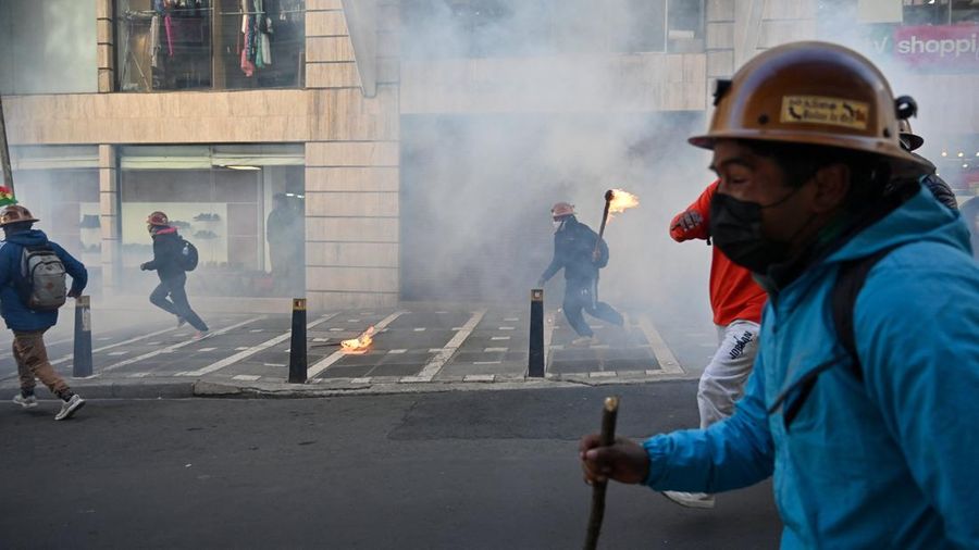 Para demonstran dari serikat pekerja pertambangan menghadapi pasukan polisi saat mereka memprotes pemerintahan Presiden Rodrigo Paz di tengah krisis ekonomi dan bahan bakar nan sedang berlangsung, di La Paz, Bolivia, Kamis (14/5/2026). (REUTERS/Clau