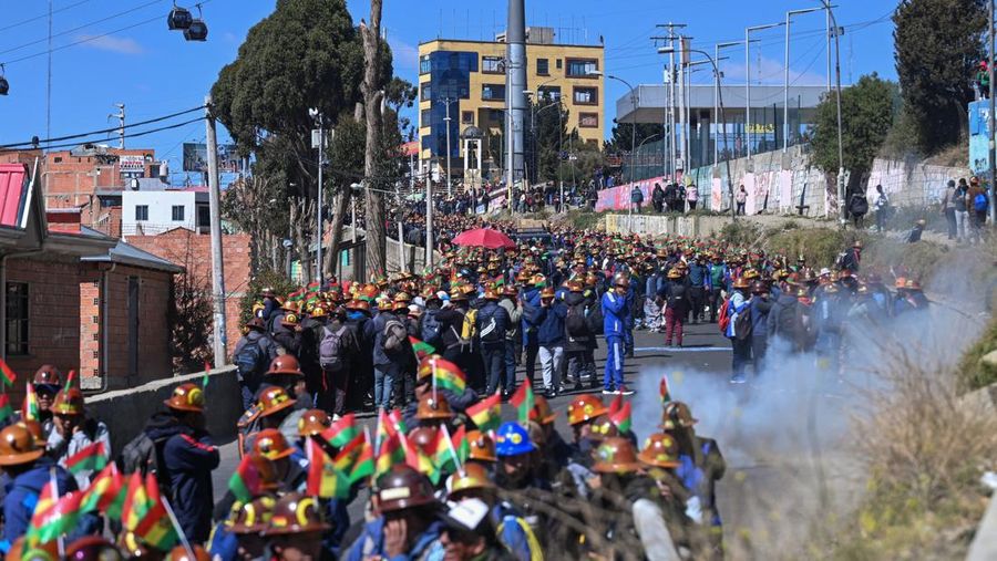 Para demonstran dari serikat pekerja pertambangan menghadapi pasukan polisi saat mereka memprotes pemerintahan Presiden Rodrigo Paz di tengah krisis ekonomi dan bahan bakar nan sedang berlangsung, di La Paz, Bolivia, Kamis (14/5/2026). (REUTERS/Clau