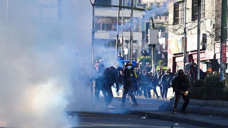 Para demonstran dari serikat pekerja pertambangan menghadapi pasukan polisi saat mereka memprotes pemerintahan Presiden Rodrigo Paz di tengah krisis ekonomi dan bahan bakar nan sedang berlangsung, di La Paz, Bolivia, Kamis (14/5/2026). (REUTERS/Clau