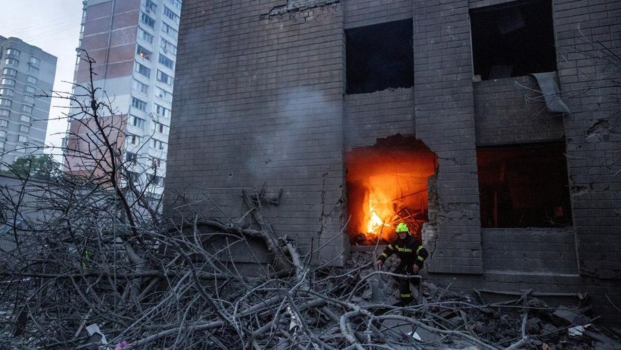 Para penyelamat membawa jenazah nan ditemukan dari bawah reruntuhan di letak gedung apartemen nan rusak akibat serangan rudal di Kyiv, Ukraina, Jumat (15/5/2026). (via REUTERS/STATE EMERGENCY SERVICE OF UKRAI)