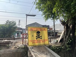 Warga Harap Ada Perlintasan Rel KA Resmi Dekat Permukiman di Tebet