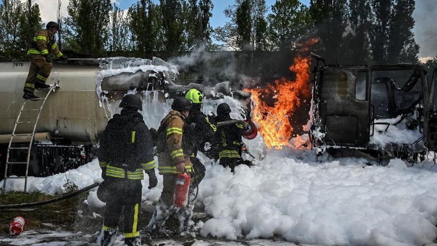 Petugas pemadam kebakaran bekerja di letak serangan pesawat tak berawak Rusia, di tengah serangan Rusia terhadap Ukraina, di Zaporizhzhia, Ukraina, Jumat (15/5/2026). (REUTERS/Stringer)