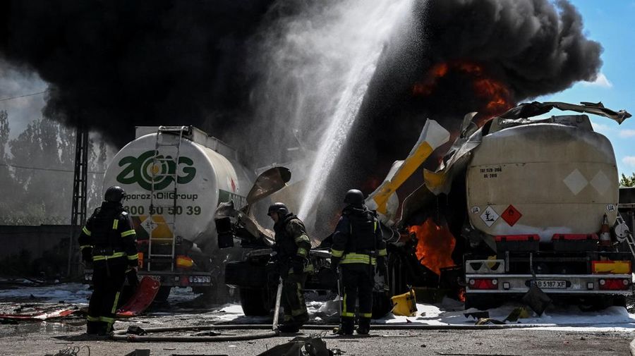 Petugas pemadam kebakaran bekerja di letak serangan pesawat tak berawak Rusia, di tengah serangan Rusia terhadap Ukraina, di Zaporizhzhia, Ukraina, Jumat (15/5/2026). (REUTERS/Stringer)
