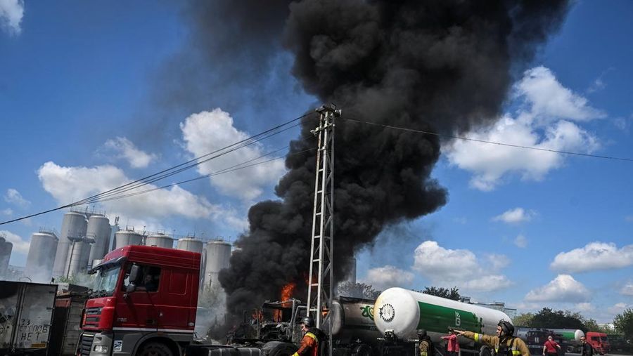 Petugas pemadam kebakaran bekerja di letak serangan pesawat tak berawak Rusia, di tengah serangan Rusia terhadap Ukraina, di Zaporizhzhia, Ukraina, Jumat (15/5/2026). (REUTERS/Stringer)