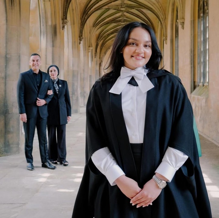 <p>Kabar bahagia tengah menghampiri keluarga presenter sekaligus artis Tanah Air, Ferdy Hasan. Belum lama ini, ia menghadiri momen kelulusan sang putri, Farah Labita, yang resmi diwisuda program S2 di Universitas Cambridge, Inggris. Istrinya, Safina Hasan, juga tampak hadir di hari spesial Farah. (Foto: Instagram @ferdyhasan)</p>