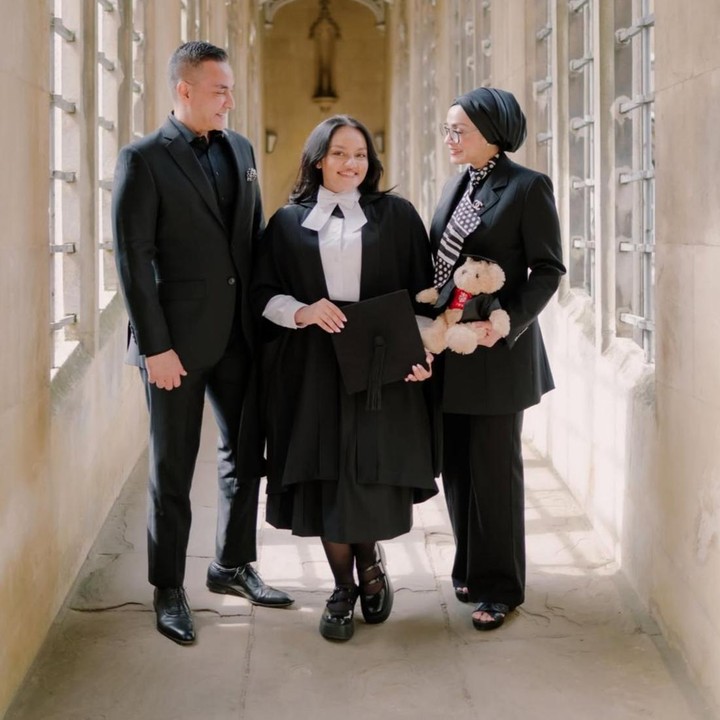 <p>Di hari wisuda sang putri, Ferdy Hasan dan sang istri terlihat kompak mengenakan busana bernuansa hitam, Bunda. Farah diketahui menyandang gelar Master of Business Administration (MBA) atau S2 di bidang Administrasi Bisnis dan Manajemen di Universitas Cambridge. (Foto: Instagram @ferdyhasan)</p>