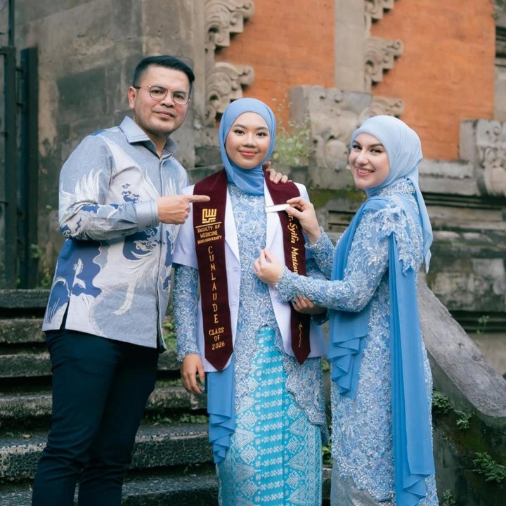 <p>Momen ini diketahui langsung lewat unggahan di akun Instagram Irish dan sang suami. Dalam potret yang dibagikan, mereka tampil kompak mengenakan kebaya dan batik bernuansa <em>soft blue</em> yang elegan. Irish dan Haldy pun tampak begitu bahagia sekaligus bangga karena Syifa kini telah resmi menyandang gelar dokter. (Foto: Instagram @_irishbella_ / @haldy_sabri)</p>