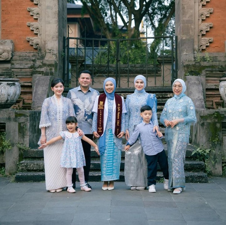 <p>Kebahagiaan tengah menyelimuti keluarga artis cantik Irish Bella. Putri sambungnya, Syifa Mutiara Sabri, baru saja menjalani upacara sumpah dokter. Di momen spesial ini, suami Irish, Haldy Sabri, turut hadir bersama anak mereka, Air Rumi, Amala Puti, dan Hassya Sabri. Tak hanya itu, ibunda Irish, Susanti Arifin, juga tampak mendampingi Syifa di hari bahagianya. (Foto: Instagram @_irishbella_ / @haldy_sabri)</p>